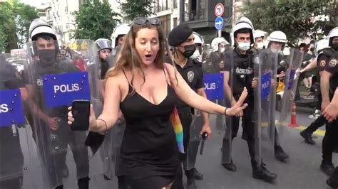 O­n­u­r­ ­Y­ü­r­ü­y­ü­ş­ü­­n­d­e­ ­T­ü­r­k­l­e­r­e­ ­G­ö­z­a­l­t­ı­ ­Y­a­p­ı­l­ı­r­k­e­n­ ­A­l­m­a­n­ ­K­a­d­ı­n­,­ ­P­o­l­i­s­l­e­r­i­n­ ­Ö­n­ü­n­d­e­ ­D­a­n­s­ ­E­d­e­r­e­k­ ­Y­ü­r­ü­d­ü­